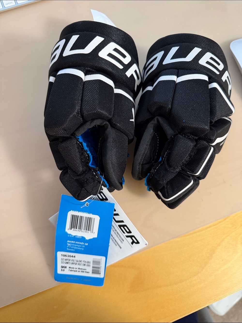 Bauer Vapor Volt hockey glove in size 8 age 3-5 NWT